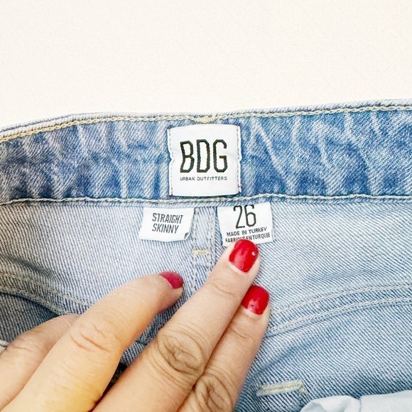 BDG Straight Skinny Light Wash Denim Jeans Ripped Details SZ26 - Picture 2 of 7